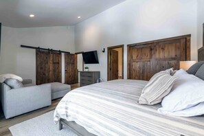 4 habitaciones, escritorio, tabla de planchar con plancha y wifi gratis 