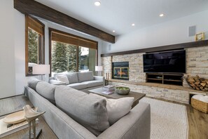 Smart TV - Mountain Modern by InvitedHome | Golfing, Hiking, Shuttle to Vail Village (Vail)