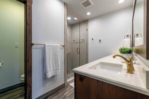 Een haardroger, handdoeken