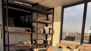 Un soggiorno moderno con un divano, un tavolino da caffè e una libreria.