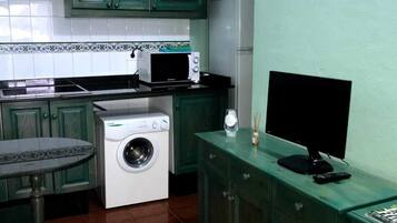 Kühlschrank, Mikrowelle, Herdplatte, Wasserkocher mit Kaffee-/Teezubehör