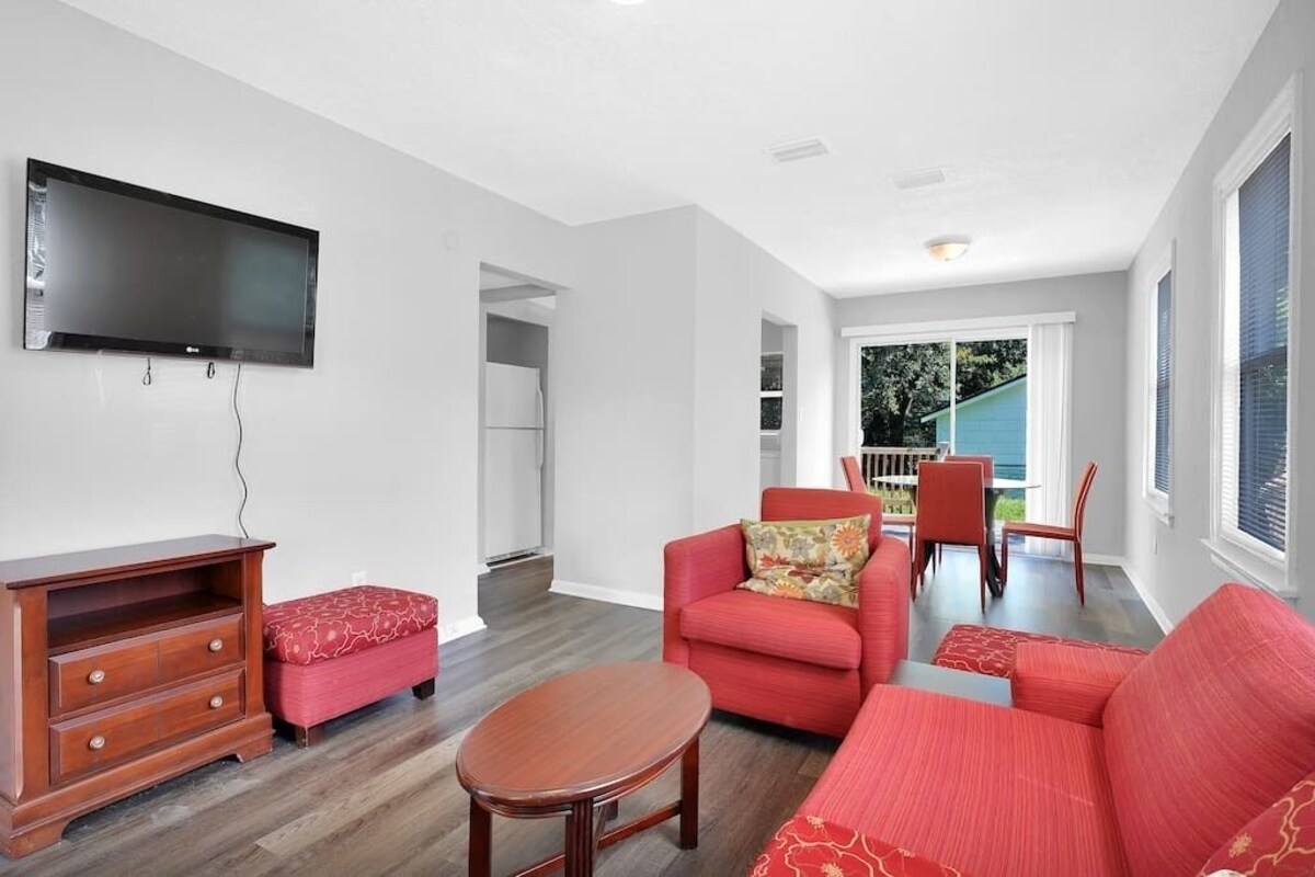 ~Quaint Bungalow_Sleeps 6_Near Stadium~