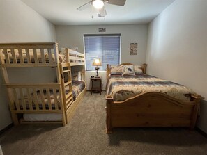 Iron/ironing board, free WiFi, bed sheets - Gorgeous Lazy Bear Inn (Show Low)