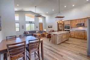 Interior - Gorgeous Lazy Bear Inn (Show Low)