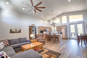 TV, fireplace - Gorgeous Lazy Bear Inn (Show Low)