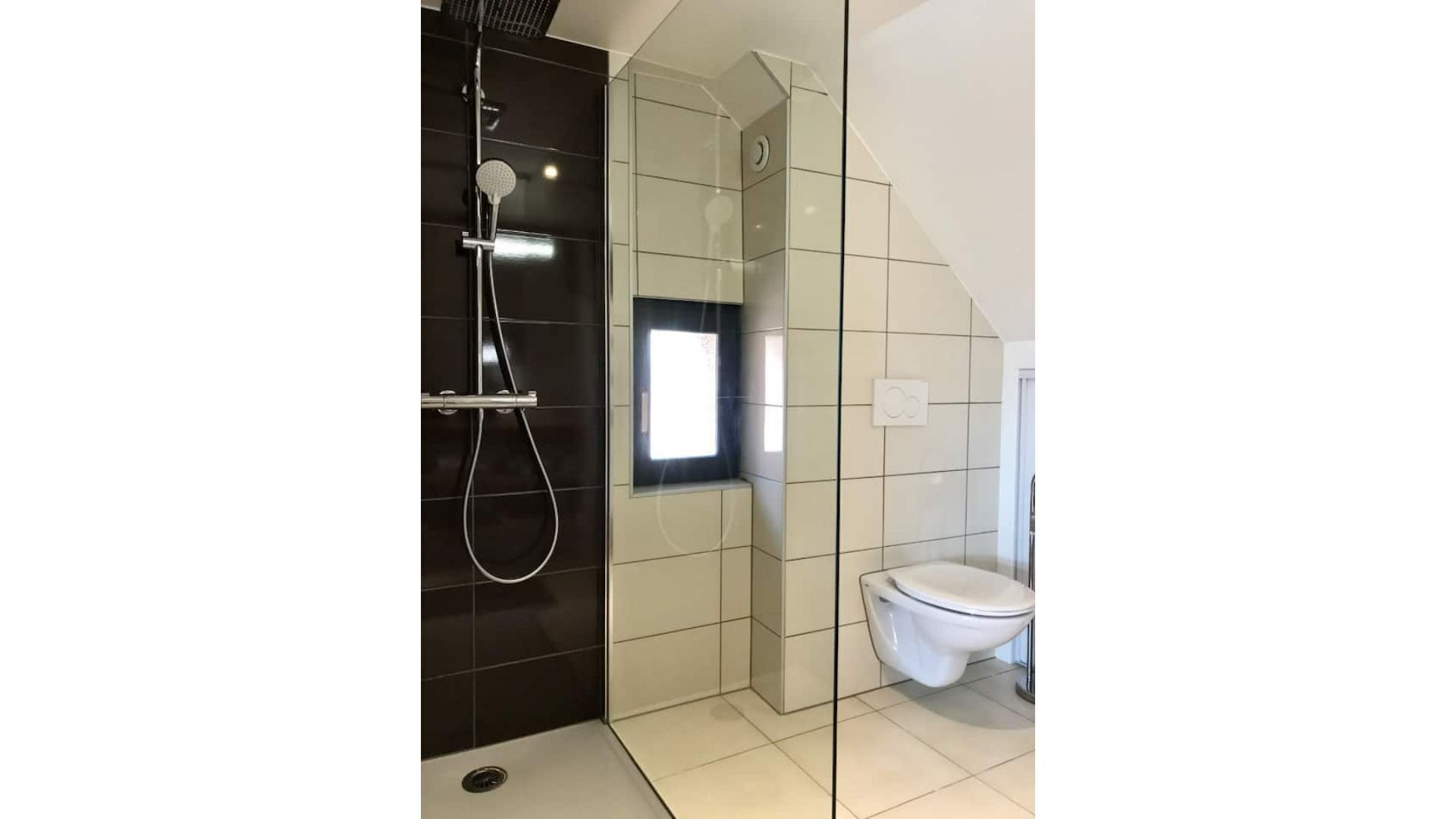 Douche, séchoir à cheveux, serviettes fournies, savon