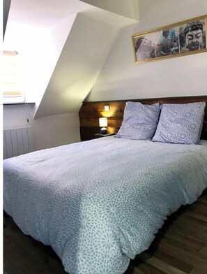 2 bedrooms, travel cot, free WiFi, bed sheets