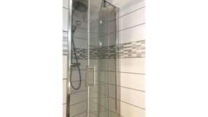 Douche, sĂšche-cheveux, serviettes fournies, savon