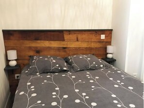 1 chambre, lit parapluie, Wi-Fi gratuit, draps fournis