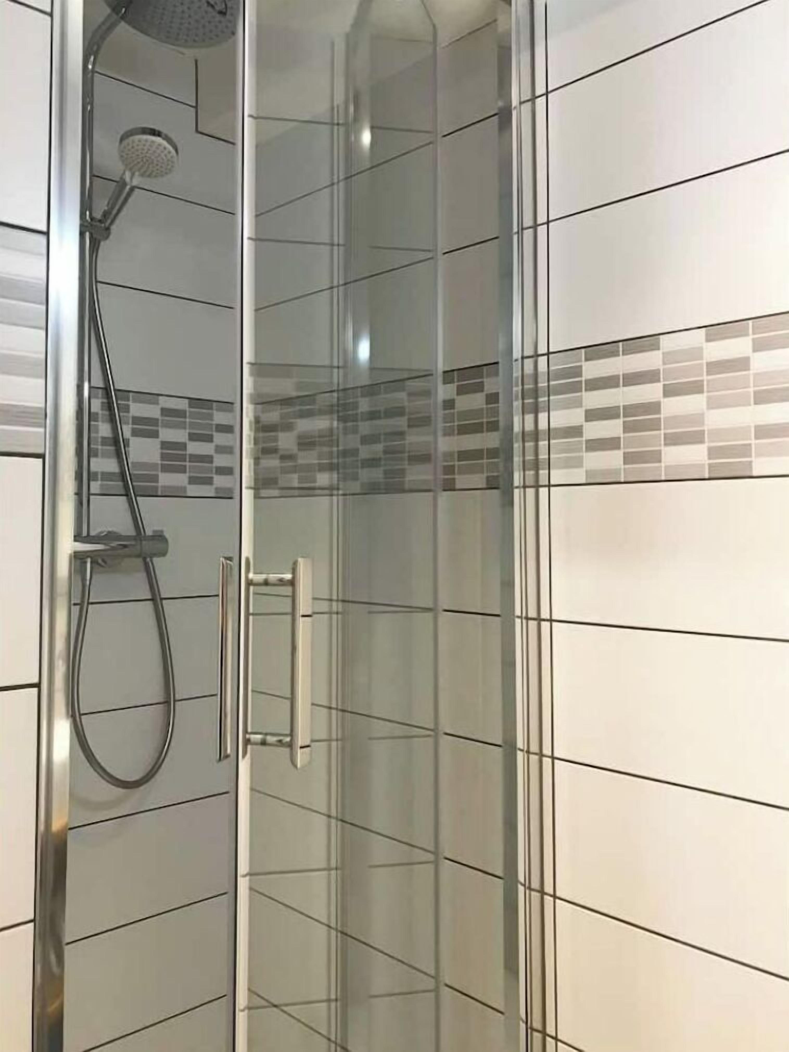 Douche, séchoir à cheveux, serviettes fournies, savon
