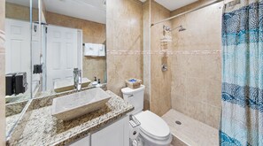 Douche, séchoir à cheveux, serviettes fournies, savon