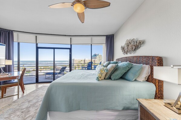 3 habitaciones, escritorio y tabla de planchar con plancha 