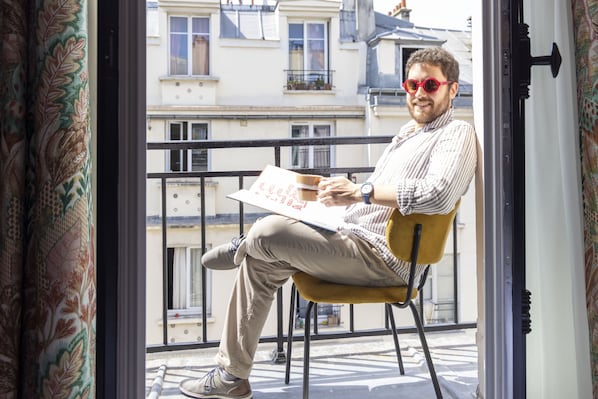 خزنة داخل الغرفة ومكتب وستائر تعتيم وتجهيزات عازلة للصوت