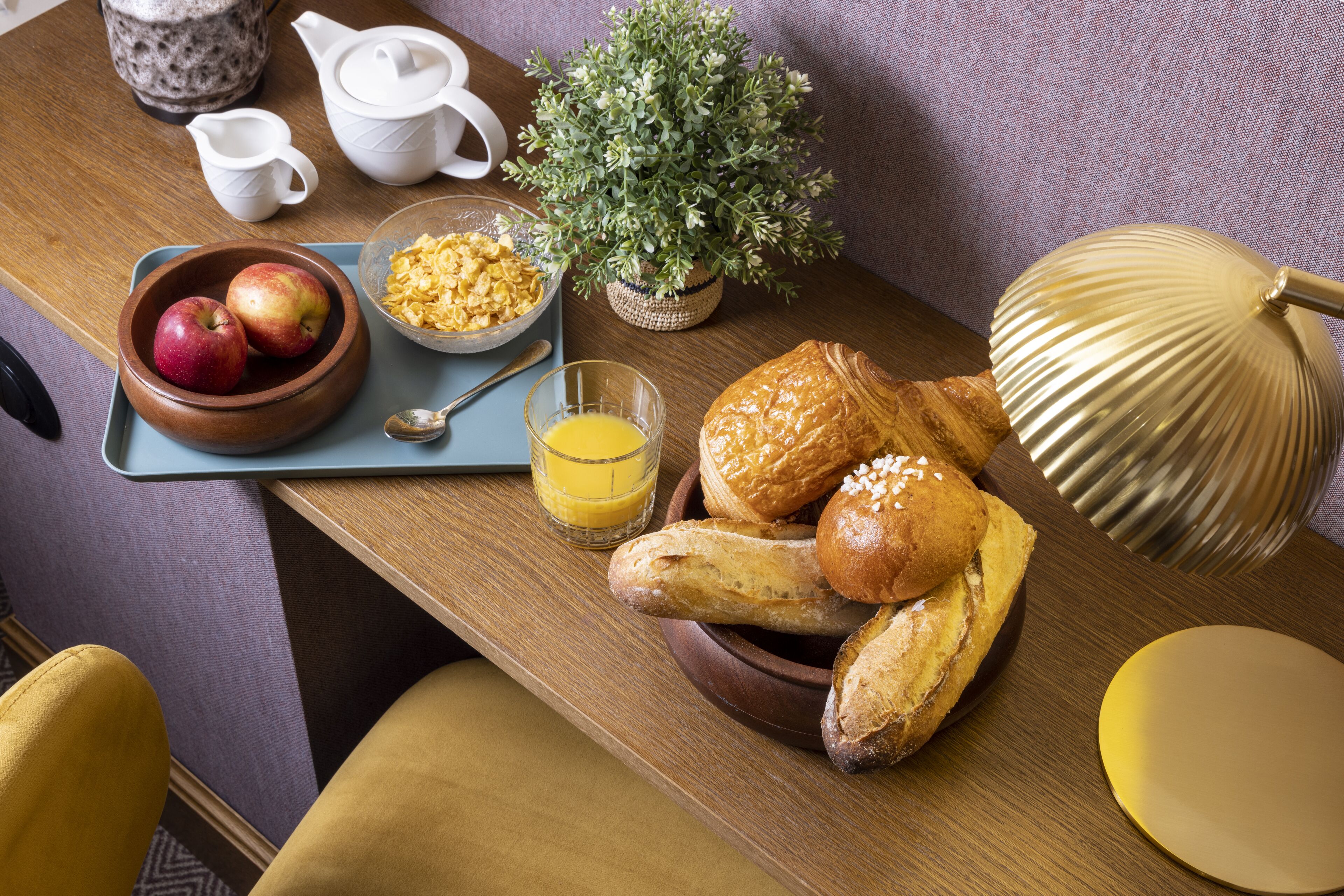 daily continental breakfast (eur 15 per person)