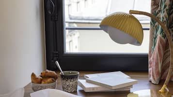 Panorama-studiolejlighed | Pengeskab på værelset, skrivebord, mørklægningsgardiner, lydisolering