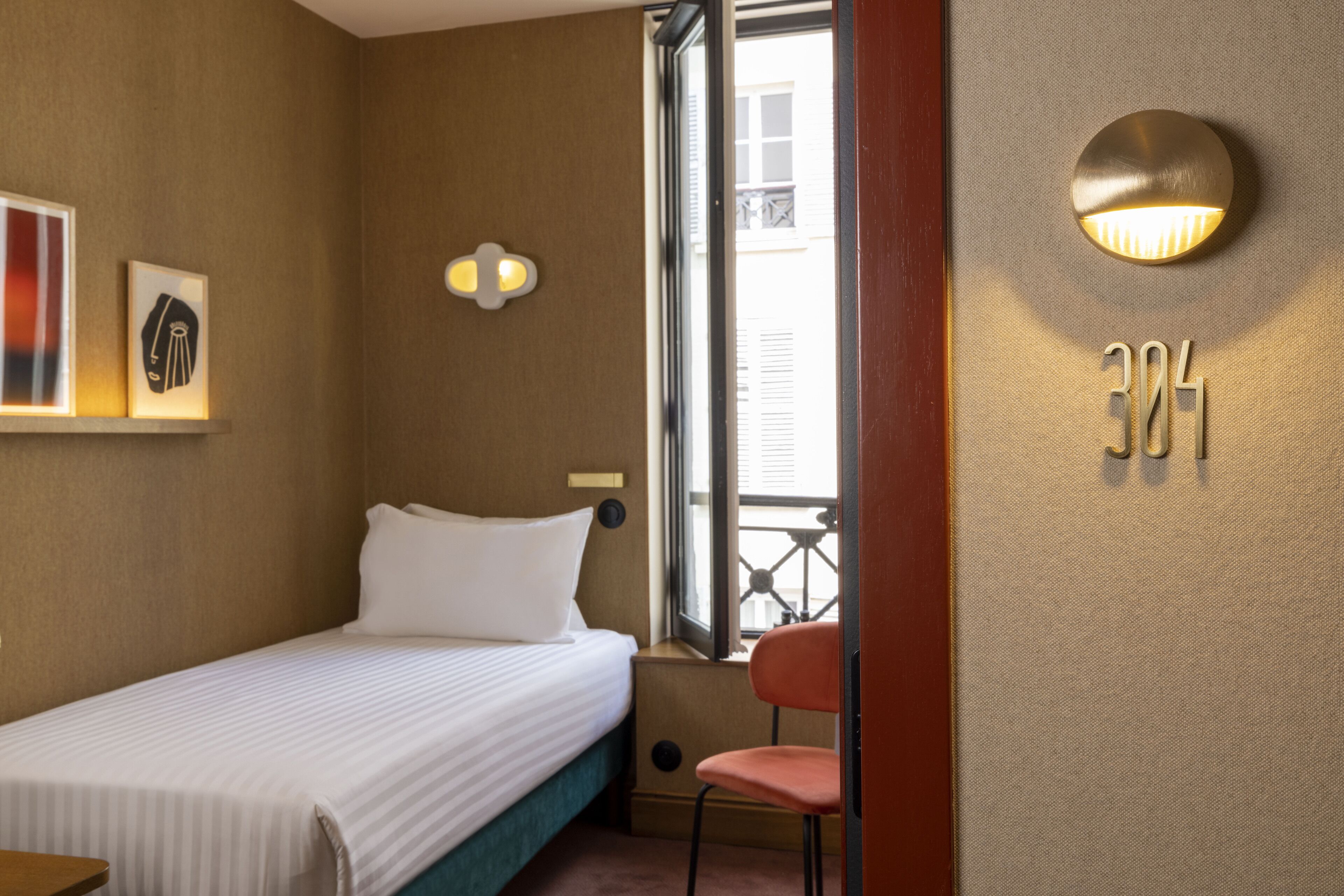 classic single room | 1 bedroom, in-room safe, desk, blackout curtains