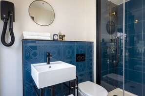 Habitación doble clásica | Baño | Regadera, secadora de cabello, pantuflas, toallas 