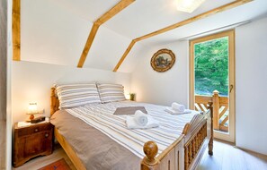 2 bedrooms, travel cot, free WiFi, bed sheets