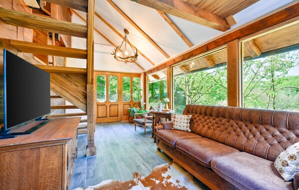 Fernseher, Kamin, Stereoanlage