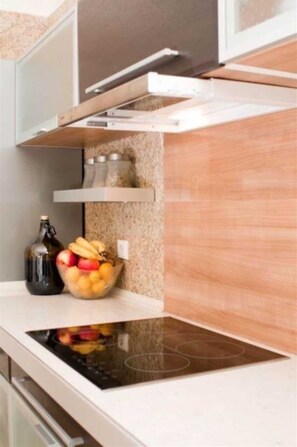 Kühlschrank, Mikrowelle, Ofen, Geschirrspüler