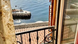 Un balcón con vista a un lago y montañas.