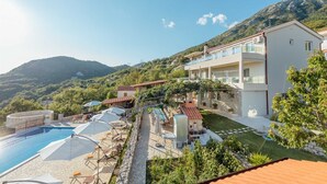 Ein Resort mit Pool, Außenbereich und Bergblick.