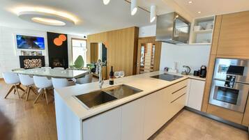 Réfrigérateur, lave-vaisselle, cafetière/bouilloire, grille-pain