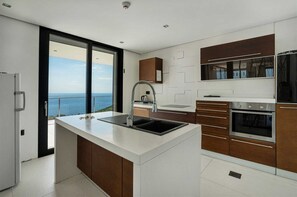 Four, lave-vaisselle, batterie de cuisine, vaisselle et ustensiles