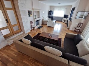 TV, fireplace