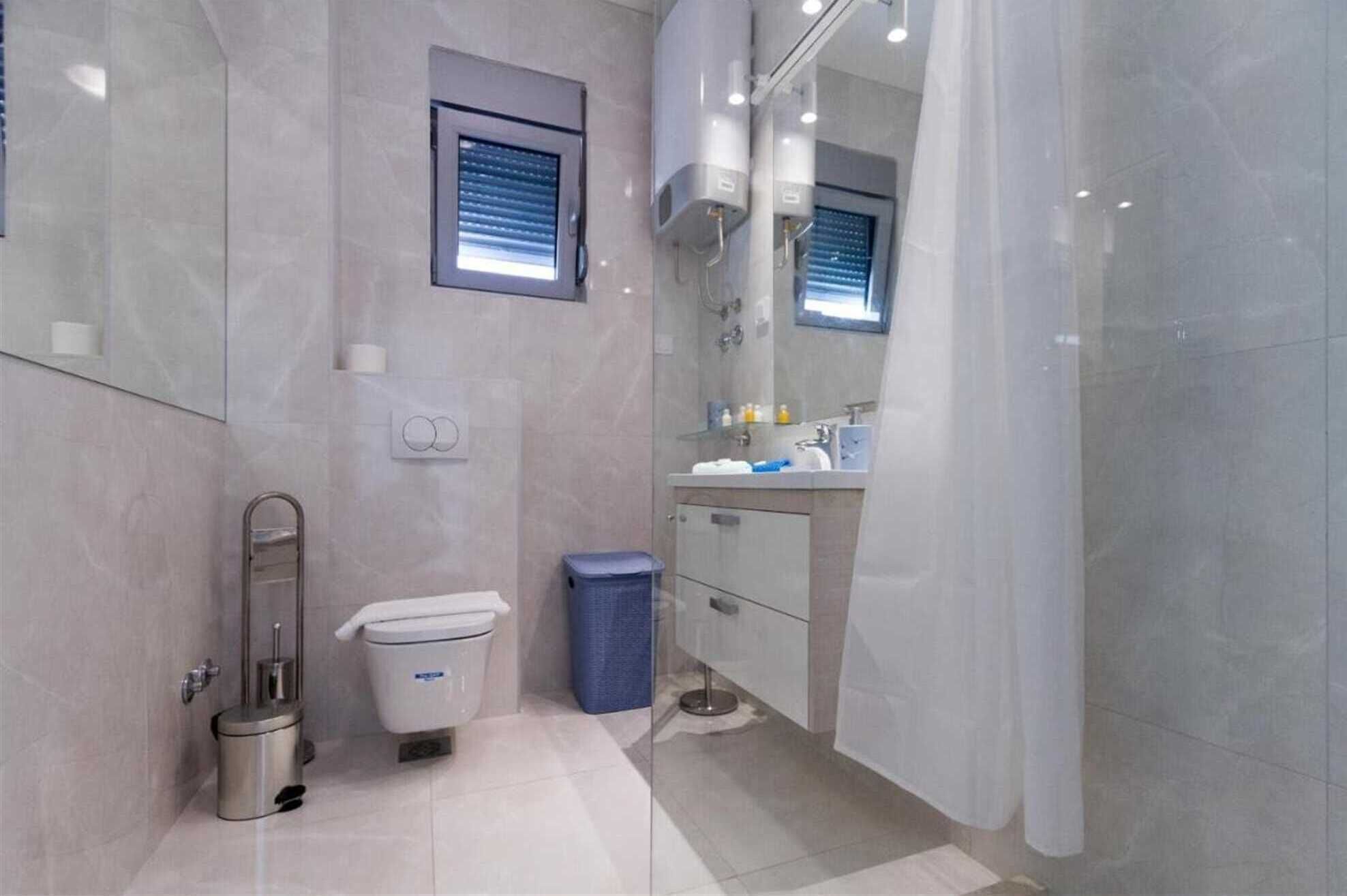 Ein modernes Badezimmer mit Toilette, Bidet und Waschbecken.