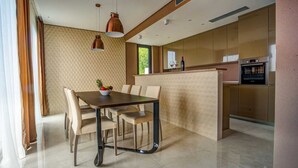 Una cocina moderna con comedor.