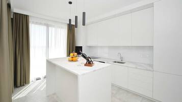 KĂŒhlschrank, Mikrowelle, Wasserkocher mit Kaffee-/Teezubehör, Toaster
