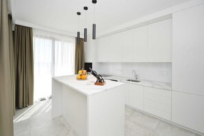 Jääkaappi, mikroaaltouuni, kahvin-/teenkeitin, leivänpaahdin