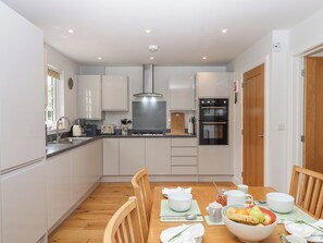 Cottage | Private kitchen | Fridge, dishwasher, electric kettle, toaster