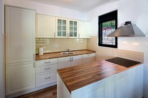 Mikrowelle, Geschirrspüler, Toaster, Kochgeschirr/Geschirr/Besteck