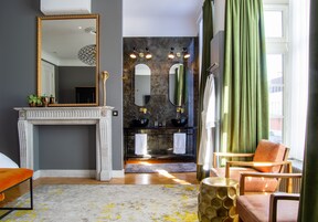 Artículos de tocador de diseñador, secador de pelo, batas, pantuflas