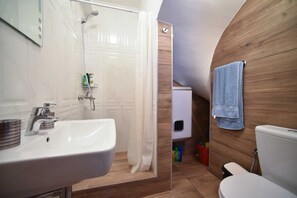 Ein Badezimmer mit Waschbecken, Dusche und Toilette.