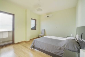 2 bedrooms, desk, WiFi