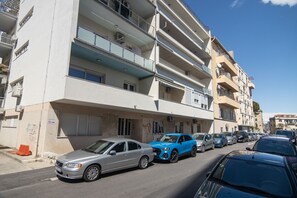 Exterior - 1 BDR sunny apt with balcony , 100 m from the sea! (Split)