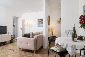 TV - 1 BDR sunny apt with balcony , 100 m from the sea! (Split)