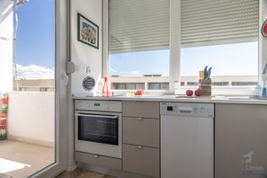 Fridge, oven, stovetop, dishwasher