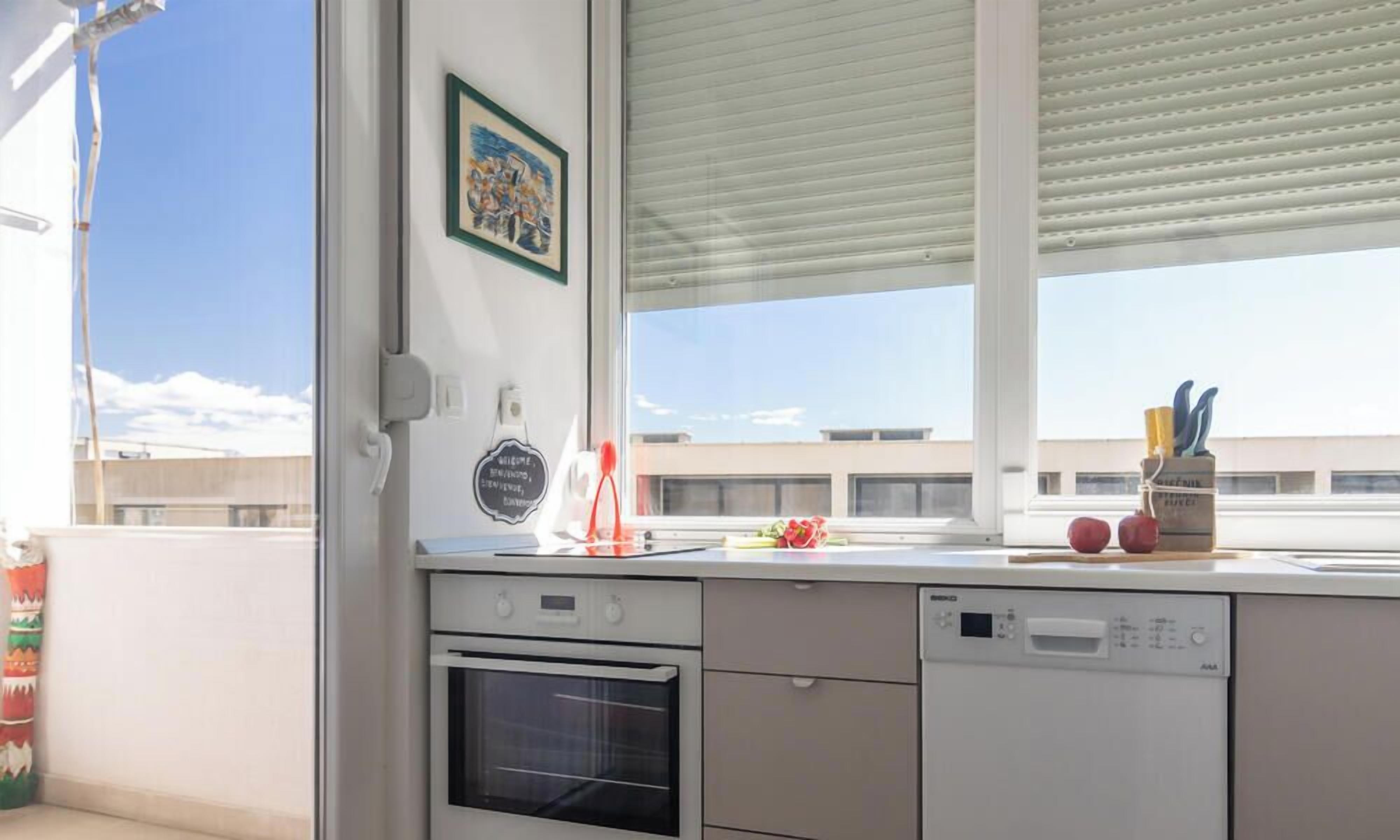 Fridge, oven, stovetop, dishwasher