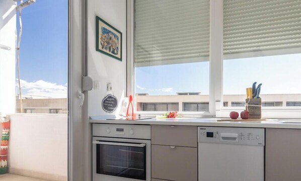 Refrigerador, horno, parrilla de estufa y lavavajillas