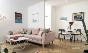 TV - 1 BDR sunny apt with balcony , 100 m from the sea! (Split)