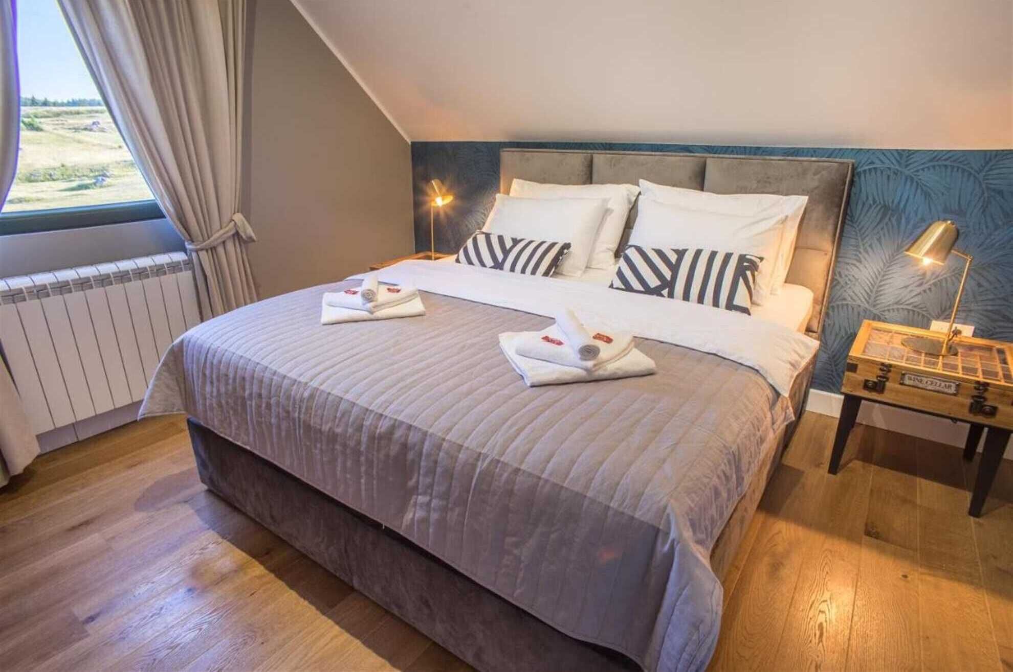 8 bedrooms, free WiFi, bed sheets