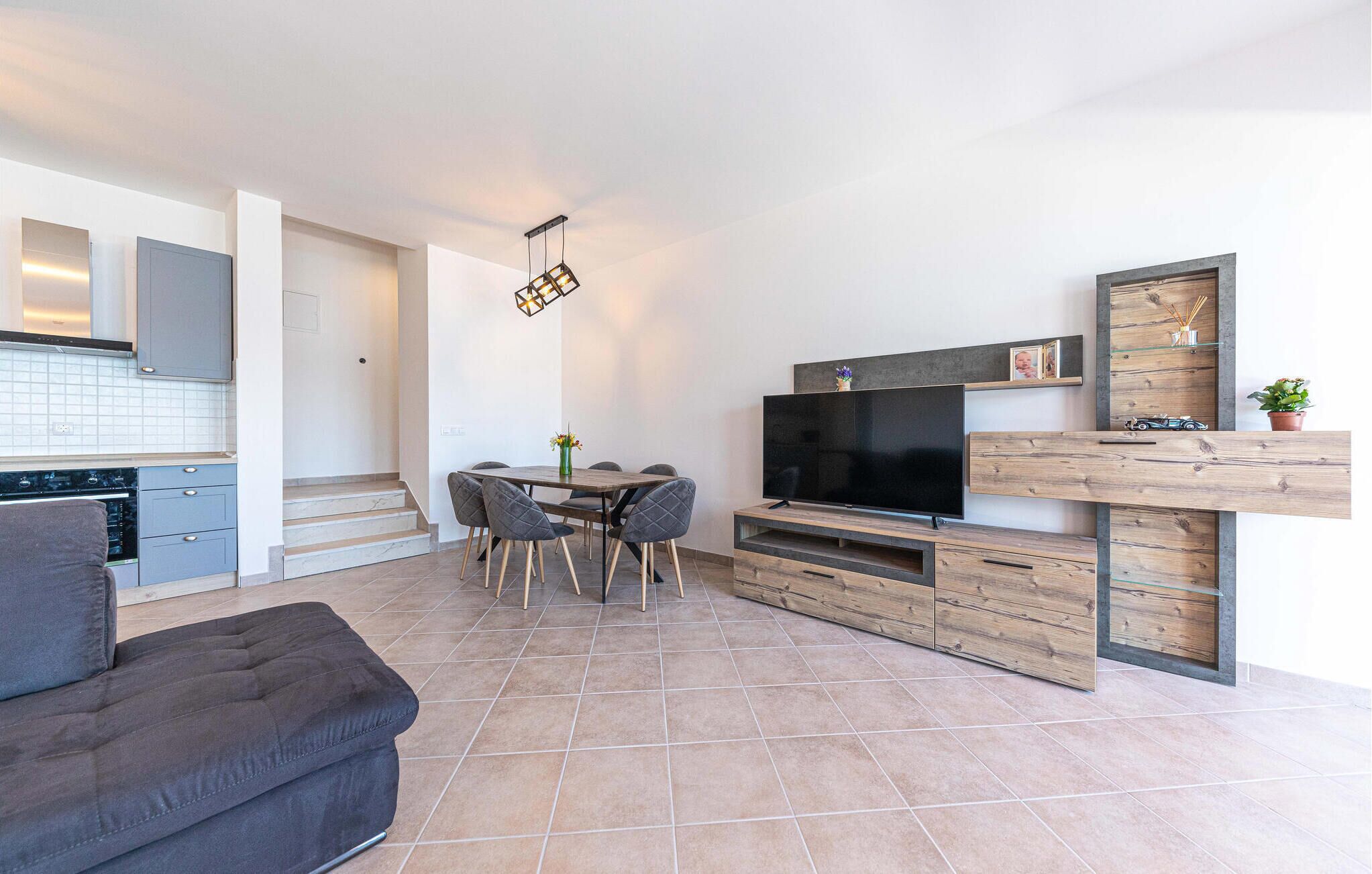 Um apartamento moderno com cozinha, sala de jantar e área de estar.