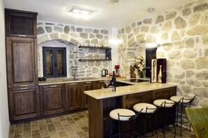 Mikrowelle, Wasserkocher mit Kaffee-/Teezubehör, Toaster