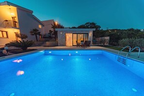 Piscine à débordement
