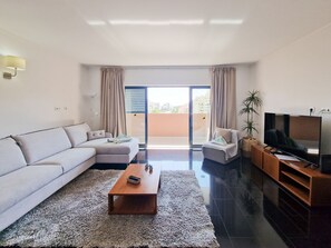 TV - Praia Rocha Tower Lovely Apartment (Portimão)