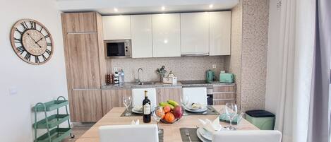 ثلاجة، ميكروويف، فرن، غسالة أطباق